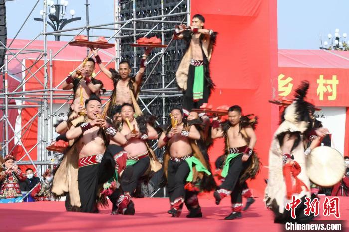 圖為少數民族舞蹈展演?！×赫赵?攝