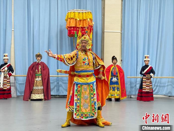 圖為格薩爾劇展演。　巷欠才讓 供圖