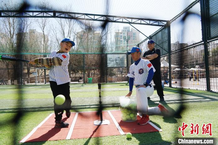 圖為教練指導(dǎo)小棒球手進(jìn)行擊球訓(xùn)練。　馬銘言 攝