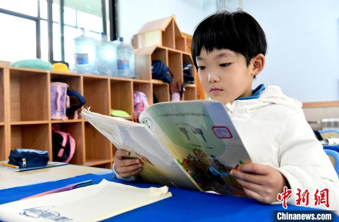 3月14日，西藏拉薩市第一小學(xué)一年級六班學(xué)生丁增樂吉在閱讀藏語課本?！±盍?攝