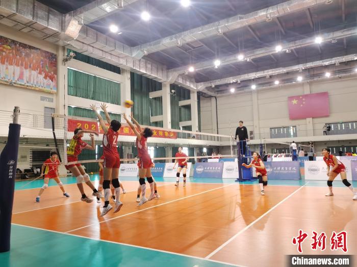 圖為全國(guó)青少年女排在天津進(jìn)行集訓(xùn)。　天津體育學(xué)院供圖