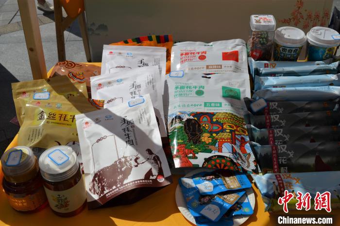 推介活動上的農(nóng)特產(chǎn)品展示?！≈炝杞?攝