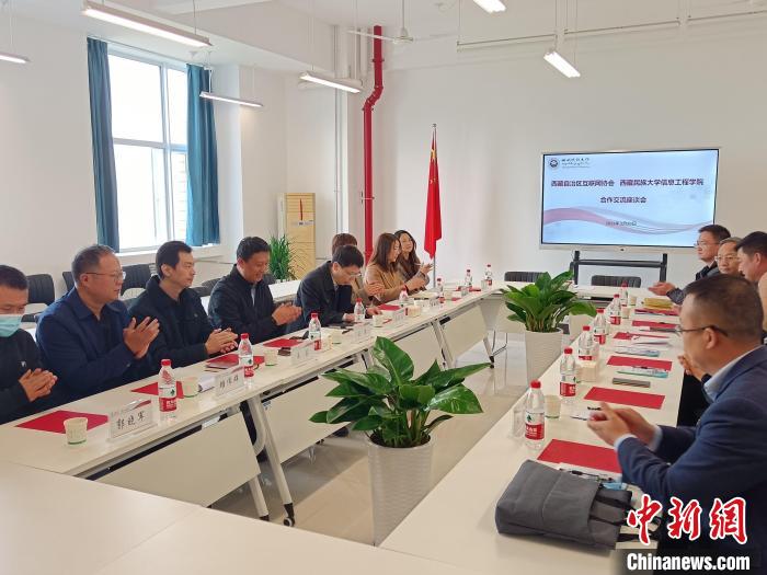 圖為座談會議現(xiàn)場?！「裆?攝