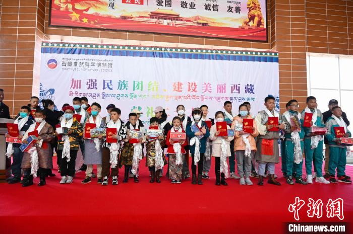 圖為部分獲獎學(xué)生合影?！≮w朗 攝