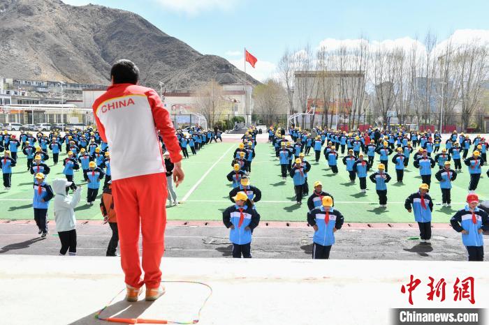 圖為學生在跳繩教練齊景龍的指導下做準備運動?！∝暩聛硭?攝