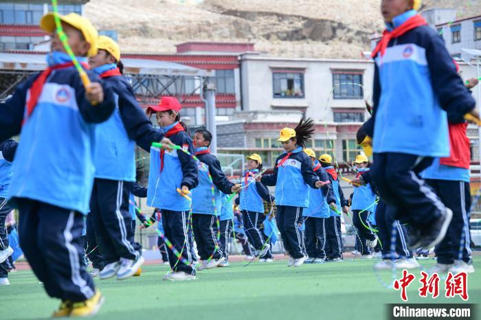 圖為學生正在練習跳繩?！∝暩聛硭?攝