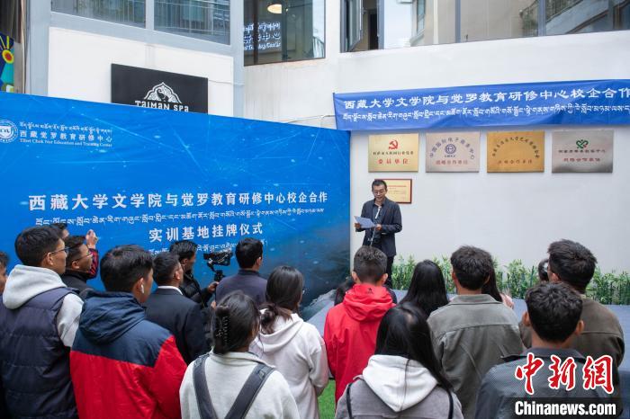 圖為企業(yè)代表發(fā)言?！∝暩聛硭?攝