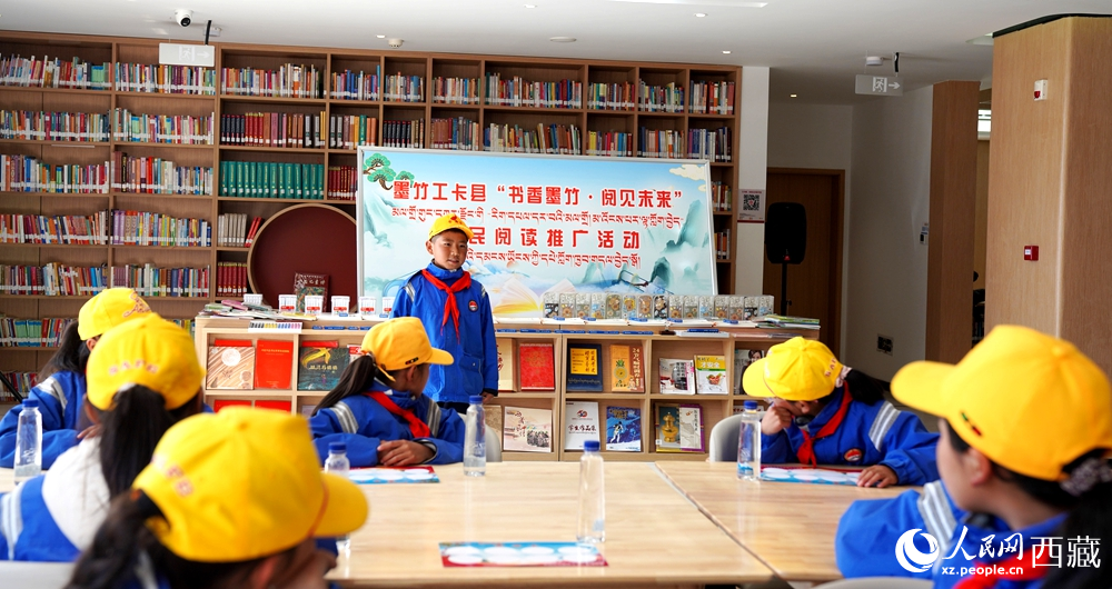 學(xué)生開展閱讀推廣活動。人民網(wǎng)記者 吳雨仁攝