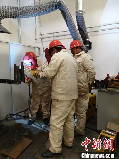 圖為學員正在進行電焊技能學習?！》尔惙?攝