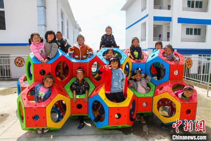 喜德縣一學(xué)校內(nèi)，孩子們露出開(kāi)心的笑容?！柟拍救?攝