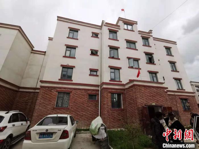 圖為8月12日，2018年7月從距那曲市色尼區(qū)城區(qū)那曲鎮(zhèn)90千米外的古露鎮(zhèn)當(dāng)桑村搬遷至城區(qū)的旦增新家位于一棟四層的樓房?jī)?nèi)(資料圖)?！垈?攝