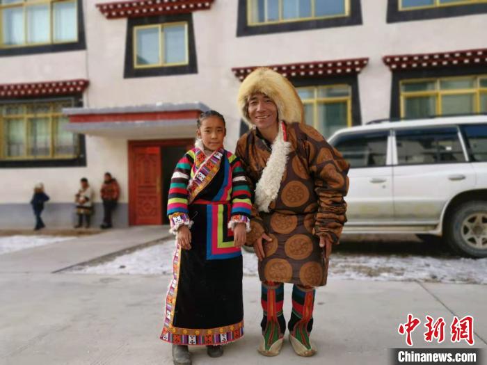 圖為2020年1月16日，搬遷至那曲市安多縣卓格扶貧小區(qū)的農(nóng)牧民在新家外面合影(資料圖)?！垈?攝