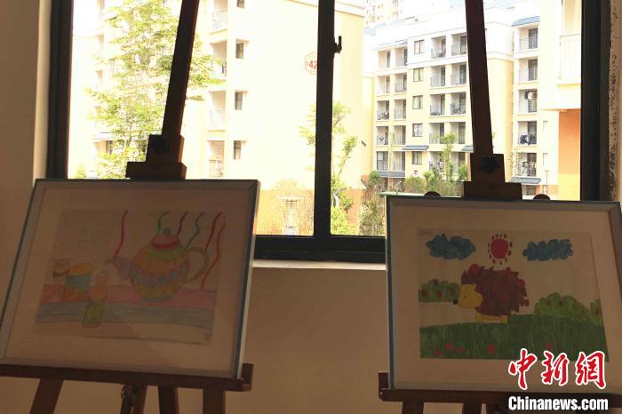 圖為會澤縣城易地扶貧搬遷點一所小學(xué)內(nèi)擺放著的學(xué)生畫作?！】姵?攝