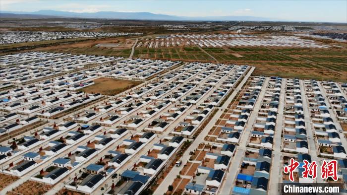 圖為航拍的武威市古浪縣黃花灘生態(tài)移民區(qū)富民新村。(資料圖) 李亞龍 攝
