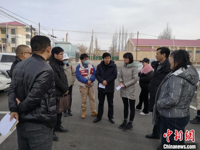 圖為青海大學(xué)工作人員正在現(xiàn)場(chǎng)考察該項(xiàng)目進(jìn)行情況。　李江寧 攝