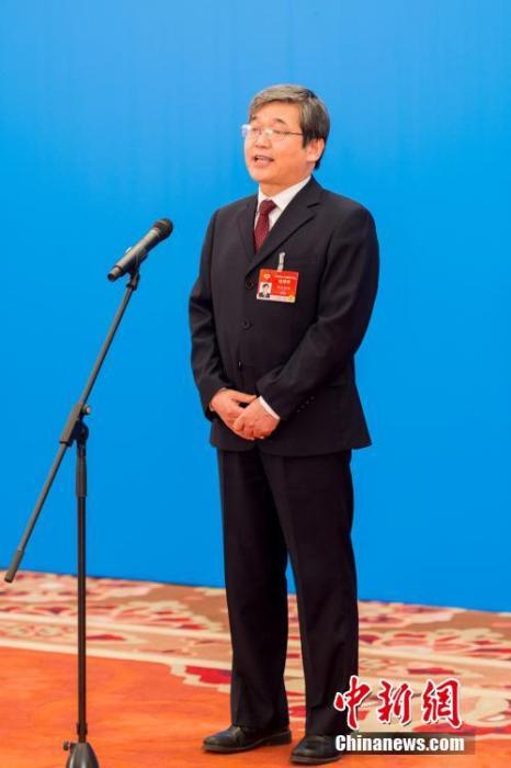 3月10日，全國政協(xié)十三屆四次會議第三場“委員通道”采訪活動在北京人民大會堂新聞發(fā)布廳舉行。圖為全國政協(xié)委員阿拉坦倉通過網(wǎng)絡(luò)視頻方式接受媒體采訪。<a target='_blank' ><p  align=