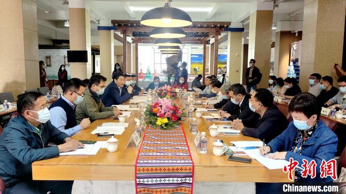 圖為國家糧食產(chǎn)業(yè)(青稞深加工)技術(shù)創(chuàng)新分中心在西藏拉薩掛牌儀式現(xiàn)場?！∝暽＠?攝