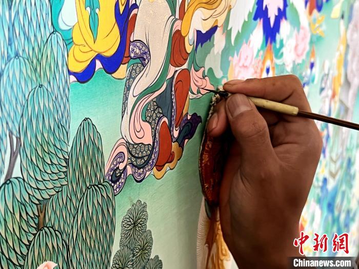 圖為畫師繪畫唐卡?！●R文莉 供圖