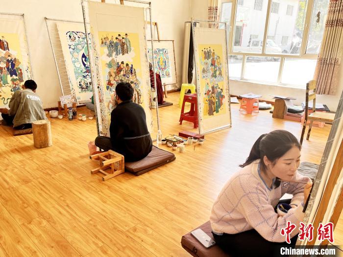 圖為畫室內(nèi)學徒練習繪畫唐卡。　馬文莉 供圖