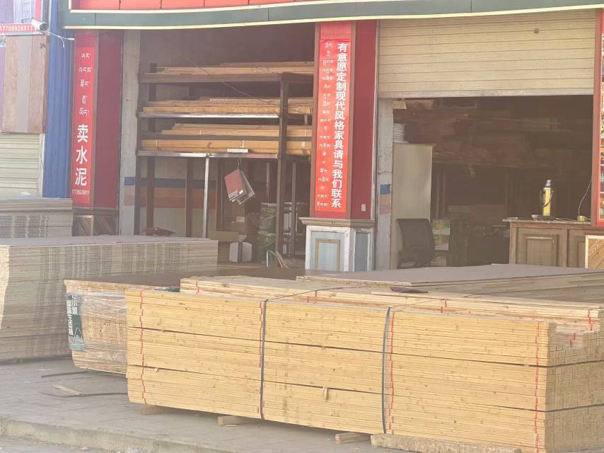 白朗縣頗羅鼐大道西段人行道擺放建材。圖片由留言網(wǎng)友提供