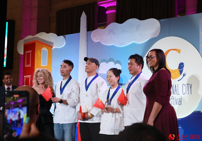 中國(guó)駐美國(guó)大使館的4名廚師榮獲專業(yè)評(píng)審亞軍。人民網(wǎng)記者 李志偉攝