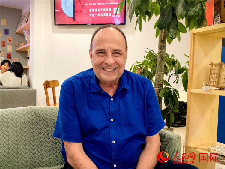 巴西坎皮納斯州立大學(xué)文學(xué)院資深教授弗朗西斯科·福特·哈德曼接受人民網(wǎng)專訪。人民網(wǎng)記者 符園園攝