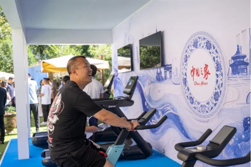 參觀者在智慧體育公園體驗(yàn)動感單車。巴黎