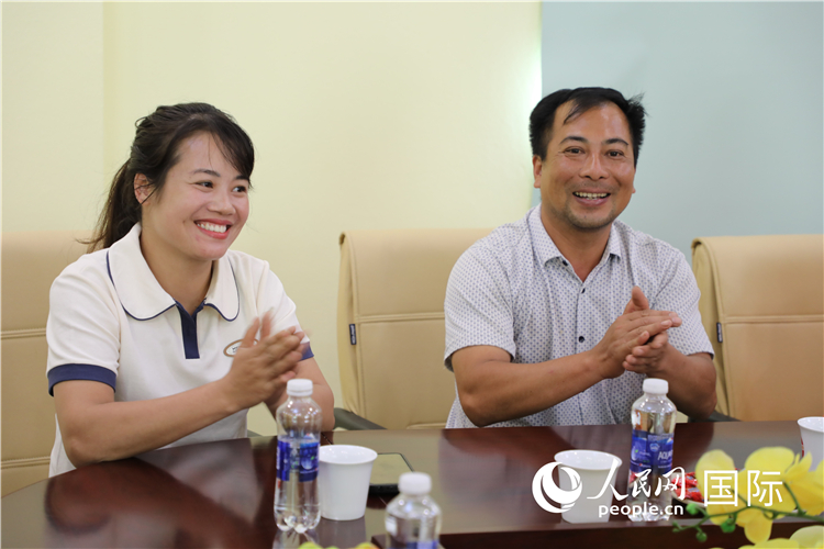 越南沙巴市黃連寄宿制民族小學老師阮氏秋姮、阮文享。人民網記者簡承淵攝