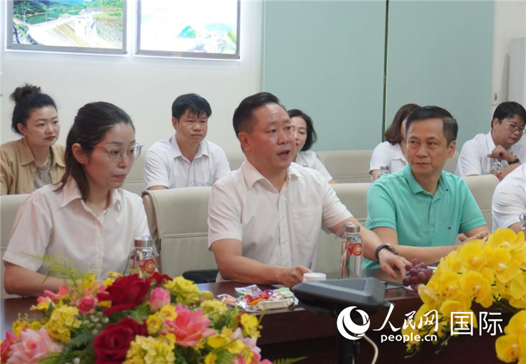 越中電力公司董事長李志雄（前排左二）介紹越南電力情況。葛沙莎攝