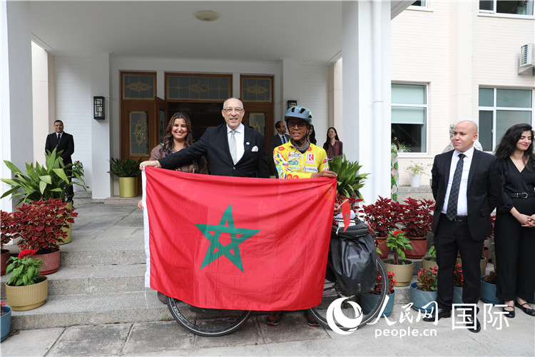 9月6日，摩洛哥駐華大使阿卜杜勒卡迪爾·安薩里在大使官邸舉行儀式，歡迎并招待卡里姆·穆斯塔。人民網(wǎng)記者 王晶攝