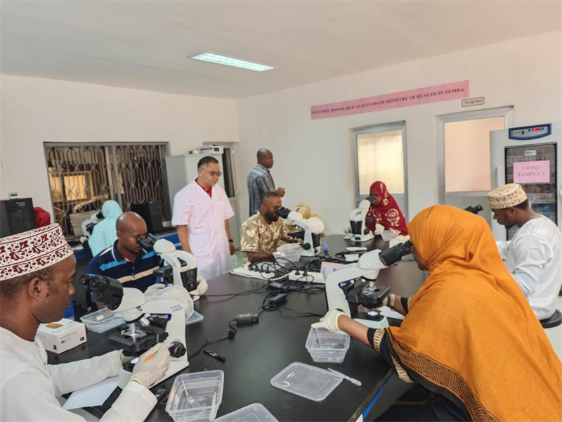 實(shí)驗(yàn)室操作培訓(xùn)現(xiàn)場(chǎng)。徐張懿攝。（專家組供圖）