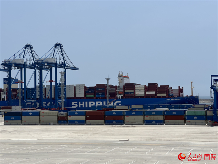 當(dāng)?shù)貢r(shí)間11月15日，秘魯錢凱港碼頭操作區(qū)現(xiàn)場。人民網(wǎng)記者 周雨攝