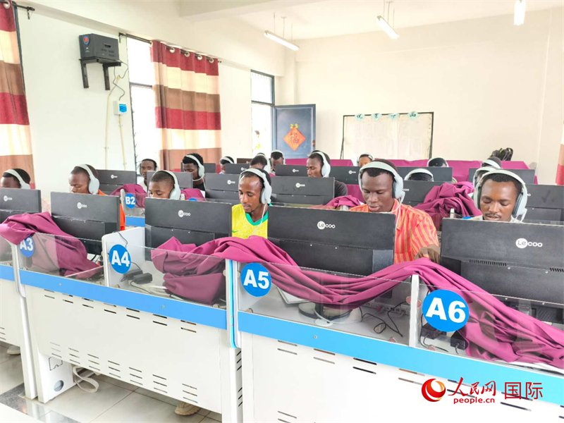 學(xué)生們正在上聽(tīng)力課。人民網(wǎng)記者 黃培昭攝