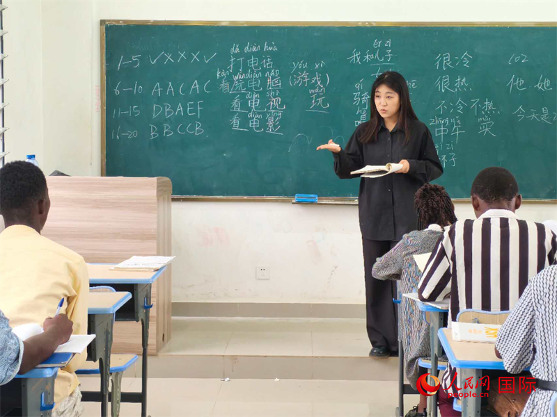 中國(guó)老師在給學(xué)生們講課。人民網(wǎng)記者 黃培昭攝