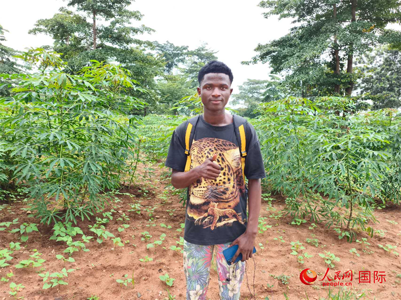 中文系的一位當(dāng)?shù)貙W(xué)生。 人民網(wǎng)記者 黃培昭攝