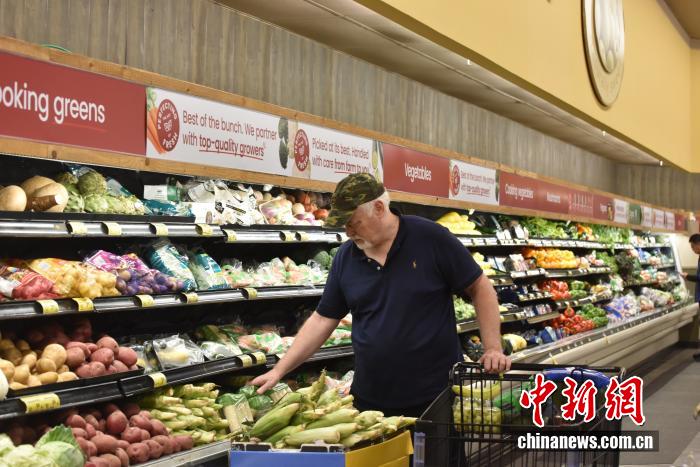 當?shù)貢r間7月18日，美國密歇根大學(xué)公布報告顯示，7月美國消費者信心指數(shù)升至61.8，為近5個月以來的最高值。圖為美國民眾在馬里蘭州羅克韋爾一超市購物。 <a target='_blank' href='/' _fcksavedurl='/'><p  align=