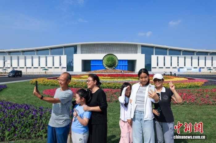 8月31日，天津，市民在2025年上海合作組織峰會主會場外自拍。當日，2025年上海合作組織峰會在天津舉行。<a target='_blank' href='/'><p  align=