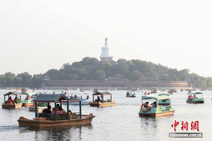10月7日，國慶節(jié)、中秋節(jié)假期進入尾聲，北京北海公園熱度不減，不少市民游客在公園乘船游玩。<a target='_blank' href='/' _fcksavedurl='/'><p  align=