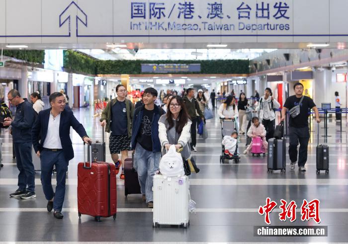 10月8日是國慶中秋假期最后一天，大量旅客在北京首都國際機場出行。 <a target='_blank' href='/' _fcksavedurl='/'><p  align=