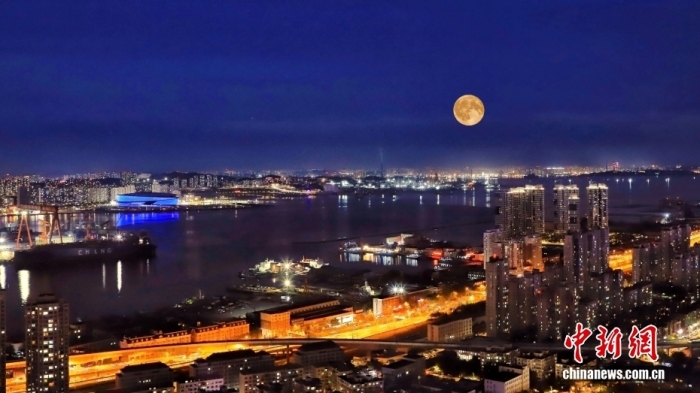 遼寧大連，中秋節(jié)一輪圓月從大連梭魚灣東方海岸線升起。