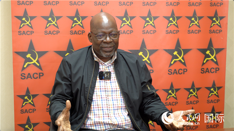 南非共產(chǎn)黨總書(shū)記索利 馬派拉接受人民網(wǎng)記者采訪。人民網(wǎng) 劉暢攝