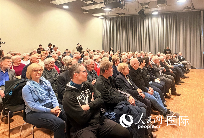 （當(dāng)?shù)貢r間4月9日，柏林中國文化中心舉辦“中國故事”系列講座之“騎行中國：喜馬拉雅、絲綢之路與重走長征路”，圖為講座現(xiàn)場。 人民網(wǎng)記者 劉赫攝）