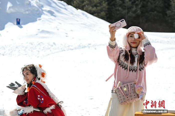 云南香格里拉冰雪經(jīng)濟(jì)持續(xù)升溫