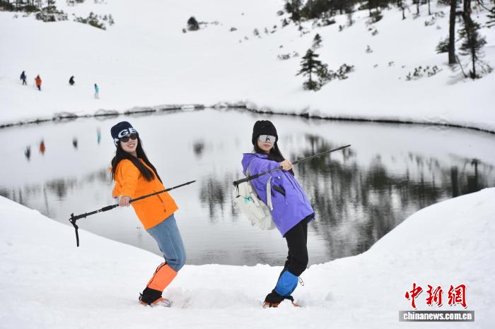 云南孔雀山雪景如畫游人如織