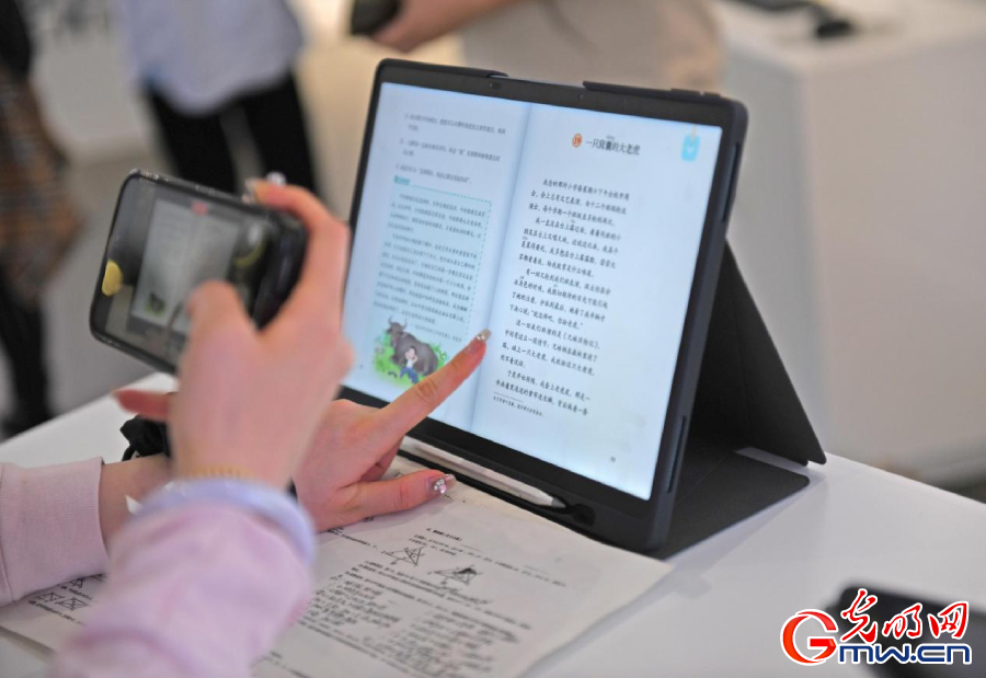 組圖丨AI、網(wǎng)絡(luò)安全、跨境電商……數(shù)字經(jīng)濟(jì)如此 “陜”耀