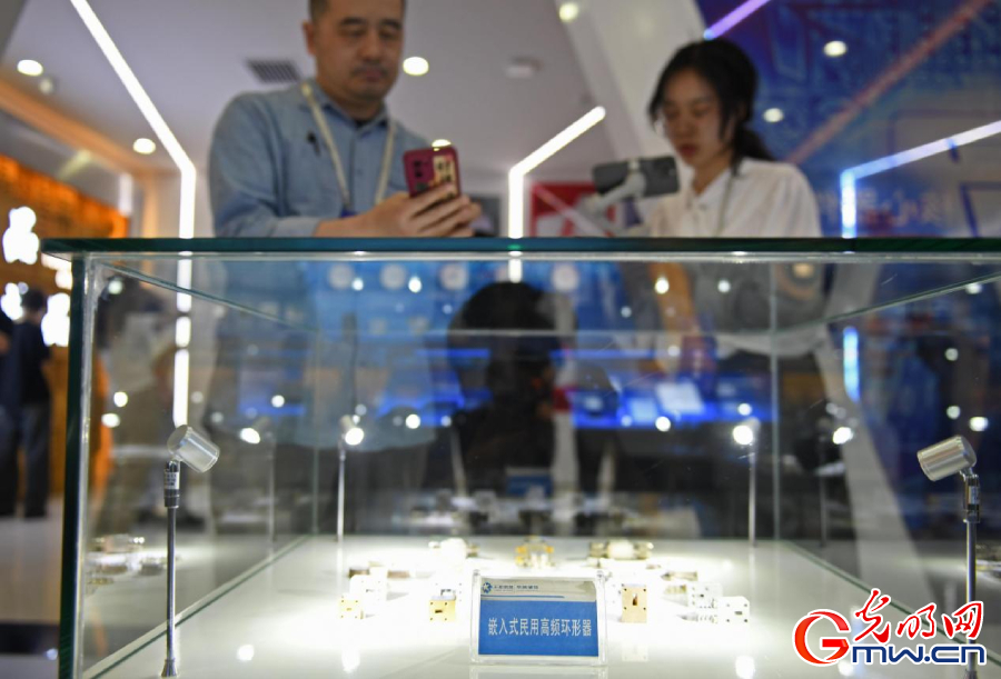 組圖丨AI、網(wǎng)絡(luò)安全、跨境電商……數(shù)字經(jīng)濟(jì)如此 “陜”耀