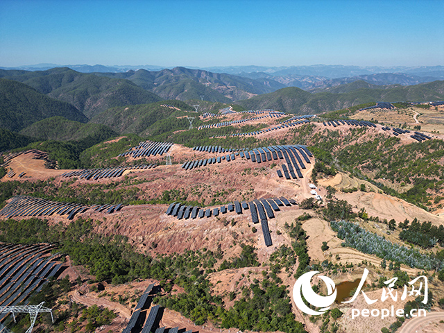 云南南華羅文村的山坡上，一塊塊光伏板連接成片。人民網(wǎng)記者 程浩攝