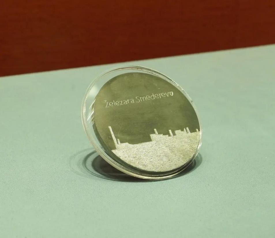 2016年6月，塞爾維亞斯梅戴雷沃鋼廠工人贈送習(xí)近平主席的鋼板雕刻工廠剪影紀念牌。胡楊 攝