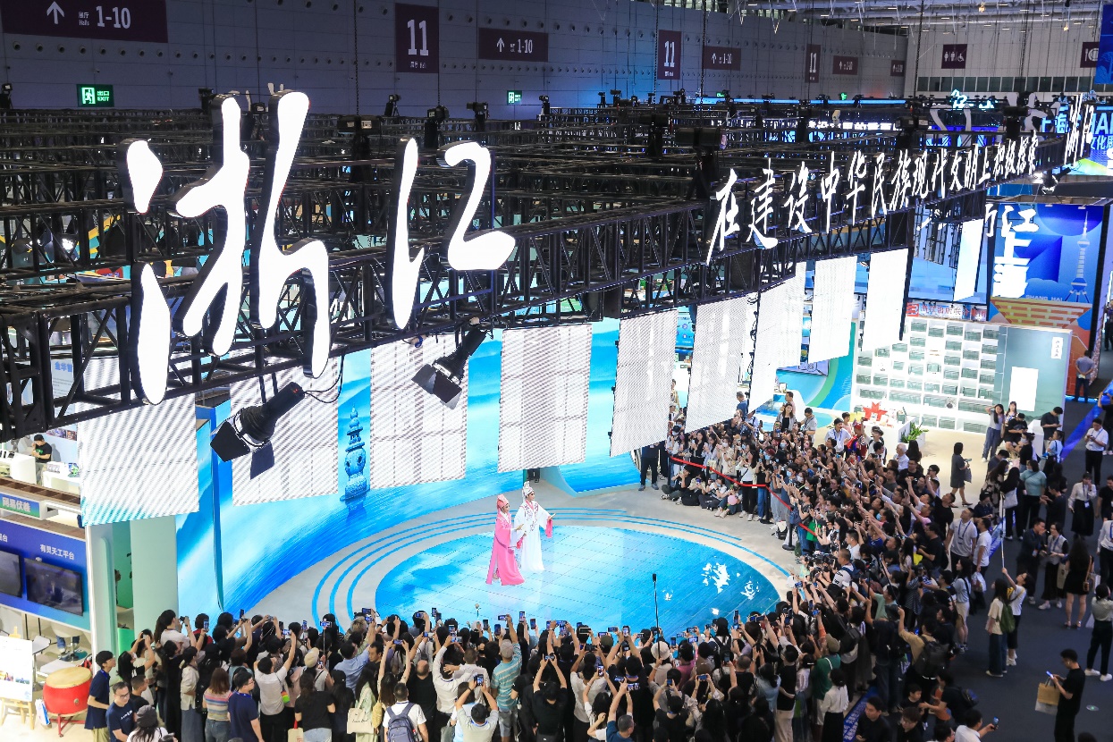 越劇《梁?！穫涫軈⒄褂^眾喜愛。主辦方供圖