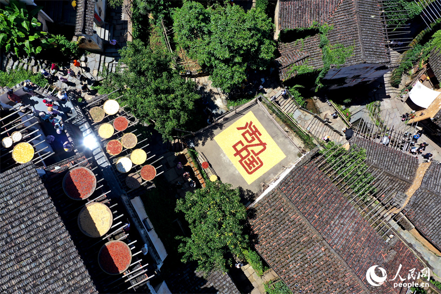 篁嶺曬秋大媽用農(nóng)作物曬出“活力中國(guó)”。人民網(wǎng)記者 時(shí)雨攝